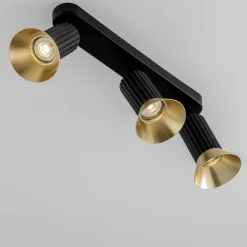 Plafoniere Moderne-Selezionato da Mazzolaluce Plafoniera da cucina moderna con faretti colore nero e oro