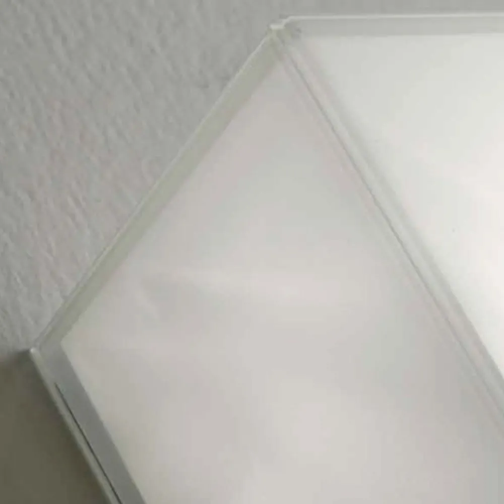 Plafoniere Moderne-Selezionato da Mazzolaluce Plafoniera da cucina quadrata in vetro bianco