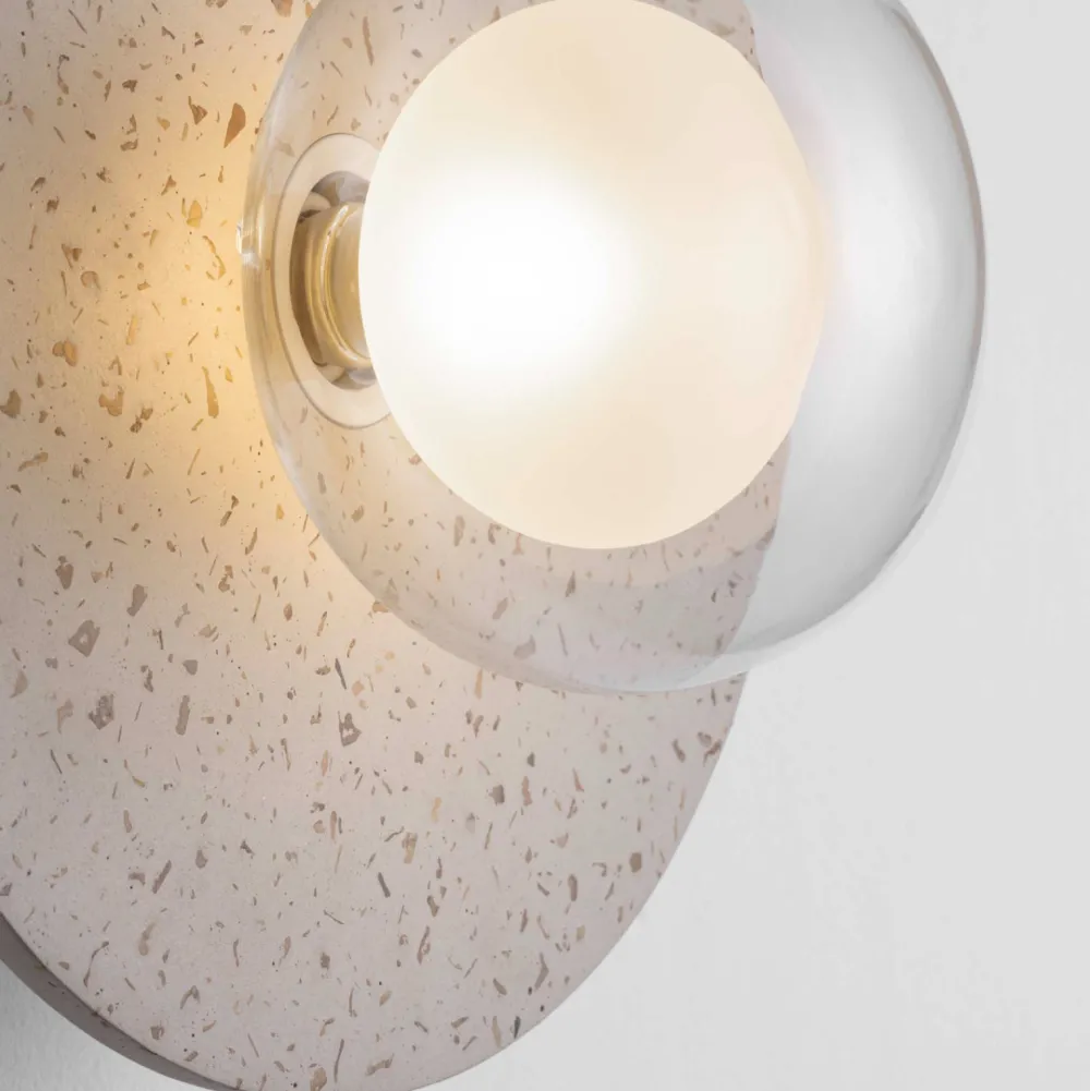 Plafoniere Moderne-Selezionato da Mazzolaluce Plafoniera hos rotond per camera da letto beige di cemento sfera in vetro