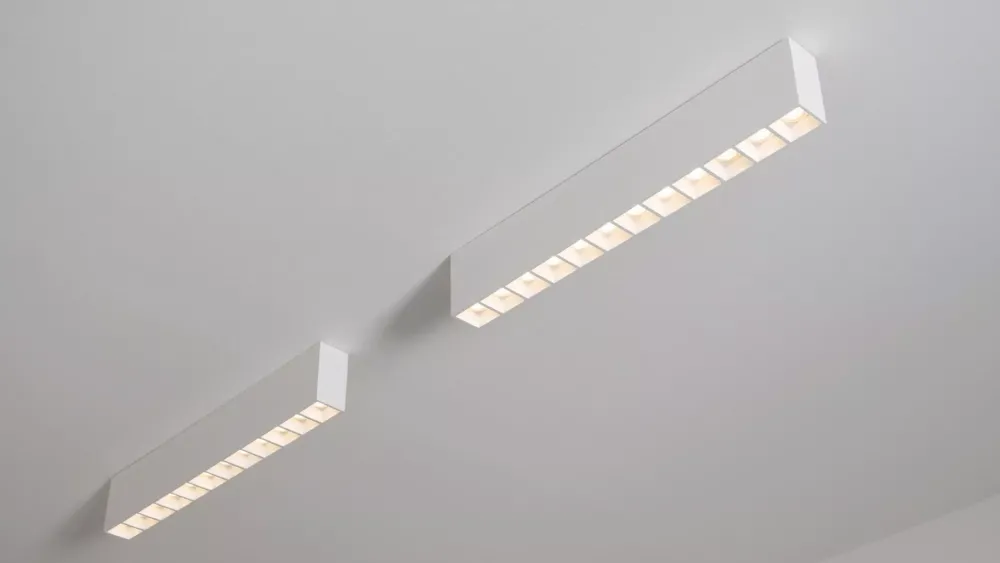 Plafoniere Moderne-Selezionato da Mazzolaluce Plafoniera in gesso da soffitto con faretti bianco 12 luci
