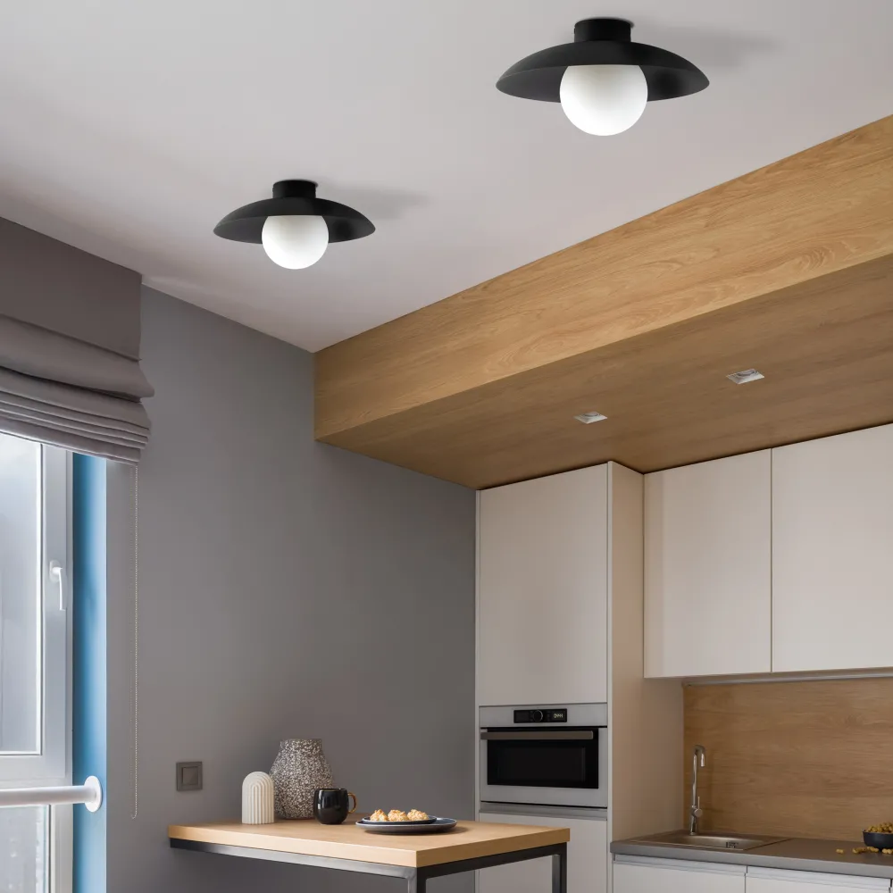 Plafoniere Moderne-Selezionato da Mazzolaluce Plafoniera moderna nera rotonda con sfera di vetro bianco