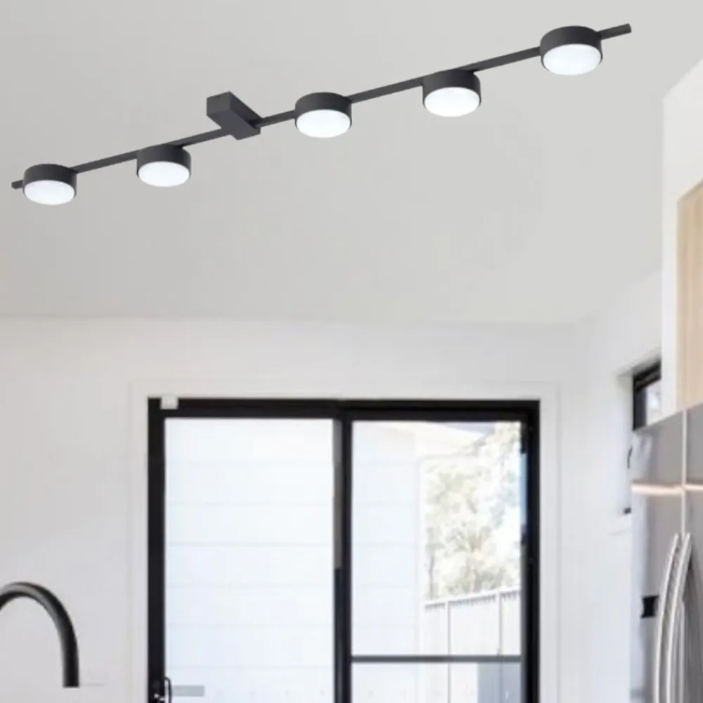Plafoniere Moderne-Selezionato da Mazzolaluce Plafoniera nera luminosa moderna per cucina