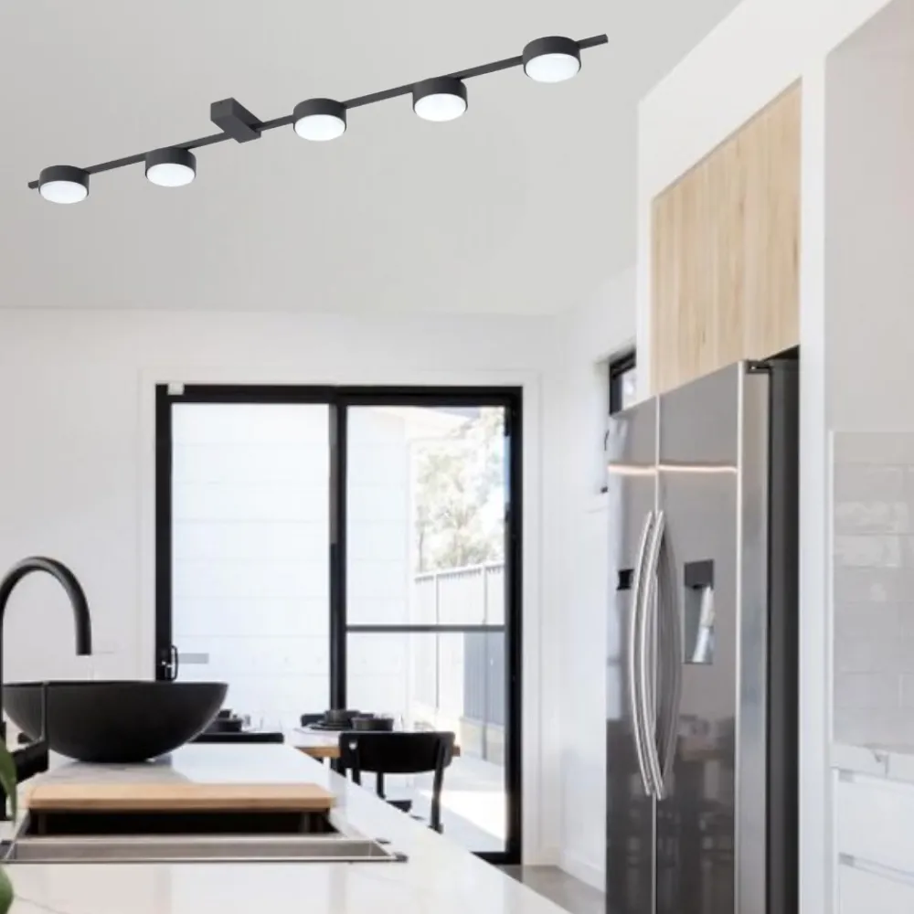 Plafoniere Moderne-Selezionato da Mazzolaluce Plafoniera nera luminosa moderna per cucina