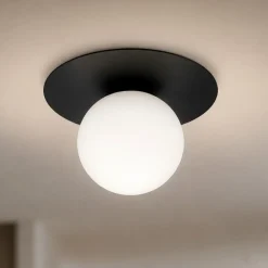 Plafoniere Moderne-Selezionato da Mazzolaluce Plafoniera nera sfera di vetro bianco moderna