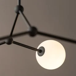 Plafoniere Moderne-Selezionato da Mazzolaluce Plafoniera per camera da letto nero 4 bocce bianche