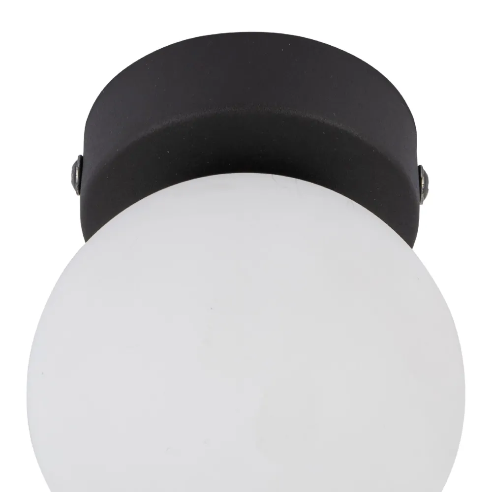 Plafoniere Moderne-Selezionato da Mazzolaluce Plafoniera piccola nera sfera di vetro bianco da soffitto