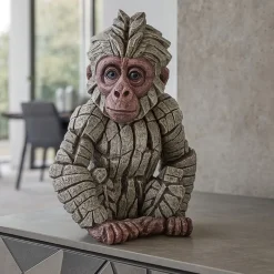 Soprammobili Moderni-Selezionato da Mazzolaluce Scultura da tavolo baby gorilla fiocco di neve edge