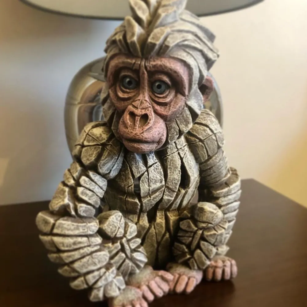 Soprammobili Moderni-Selezionato da Mazzolaluce Scultura da tavolo baby gorilla fiocco di neve edge