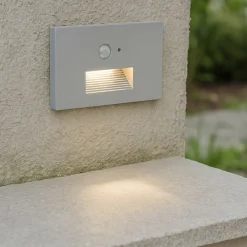 Segnapasso Led-Selezionato da Mazzolaluce Segnapasso da incasso a parete per esterno grigio led cct con sensore crepuscolare ip65