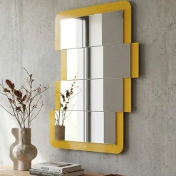 Specchi Da Parete-Selezionato da Mazzolaluce Specchio da parete giallo ocra design moderno per ingresso